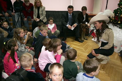 Później zaśpiewała dwie piosenki: " Decymy" i " Możemy nieść pomoc" - czyli tegoroczny hymn Fundacji Muszkieterów. Dzieci bez problemu dały się namówić i śpiewały razem z Natalią. muszkieterWawa2
