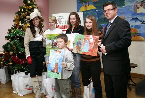 I na koniec jeszcze pamiątkowe zdjęcie z laureatami konkursu i wykonanymi przez nich pracami. Natalia otrzymała je później od dzieci na pamiątkę. muszkieterWawa5